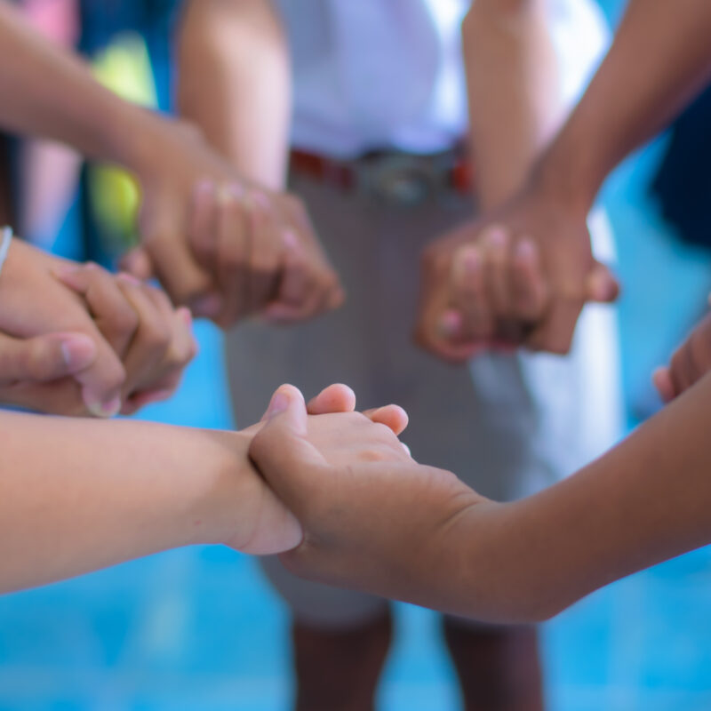 Enfants qui se tiennent la main