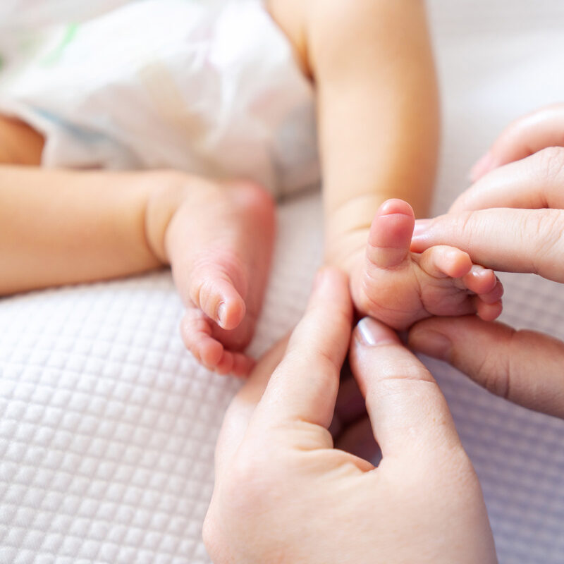 Apprendre à masser son bébé pour renforcer le lien et la détente.