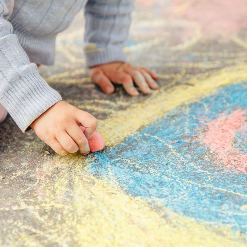 Accueil de jeunes enfants dans un environnement inclusif et bienveillant géré par L'enfantScop'.