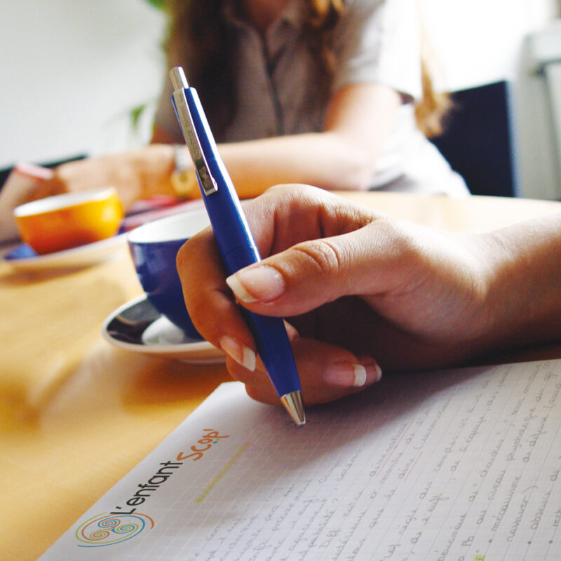 Session de formation professionnelle pour les métiers de la petite enfance et du secteur médico-social.
