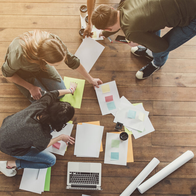 Équipe de professionnels en pleine séance de réflexion et de co-construction pédagogique pour des dispositifs de formation sur-mesure.