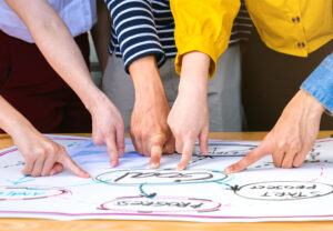 Équipe de professionnels en session de formation-action sur les fondamentaux de la pratique en petite enfance.